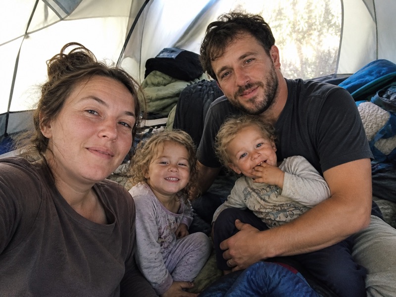 Foto da família que escreveu o guia